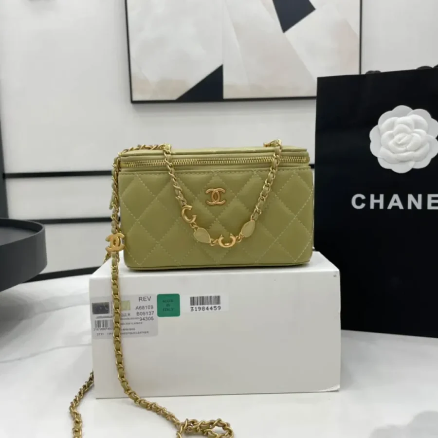 Chanel Model: A68105 Size: 17*9.5*8cm