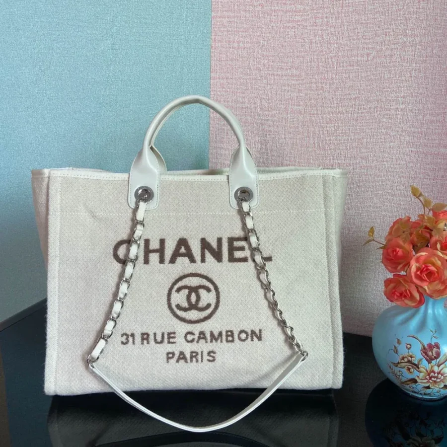 CHANEL Model: 66941 Size: 38X32X18CM