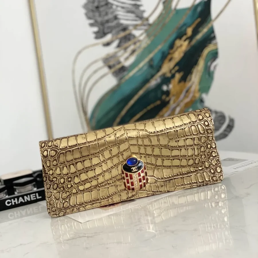 Chanel Antique Crocodile Pattern Size: 30.13.4 Ident No: 6603