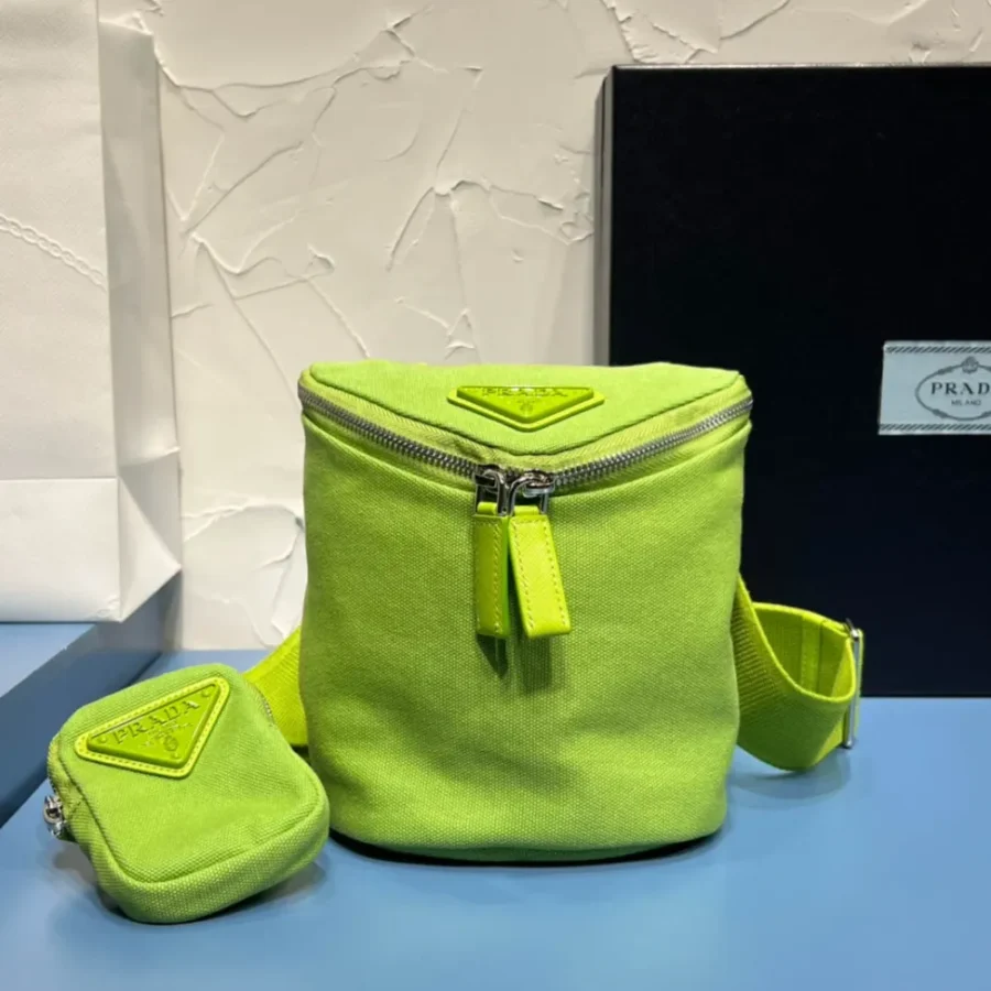 Prada Bucket Crossbody Size: 21x15.15cm 2VH147