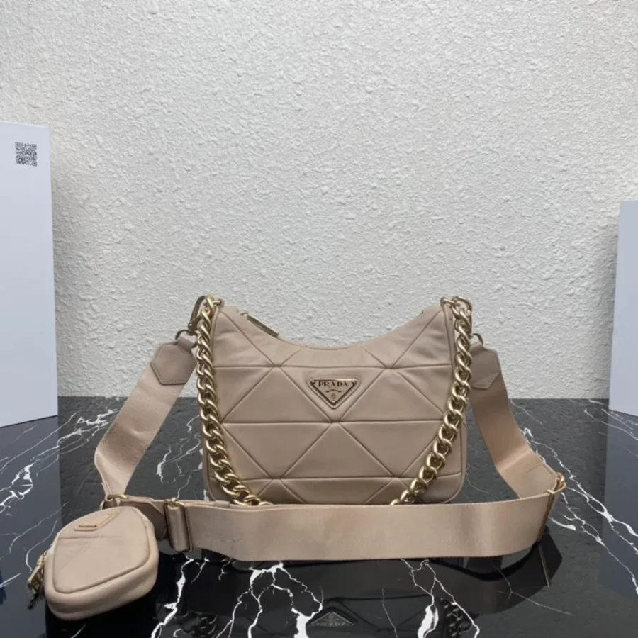 Prada Women's Bag Size: 24x17cm 1BC151