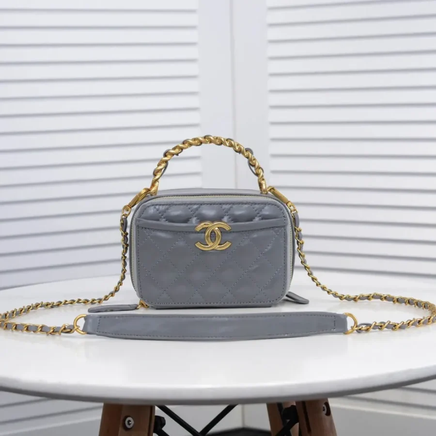 Chanel Calfskin Size: 13.5*18.5x7.5cm Style: 9055