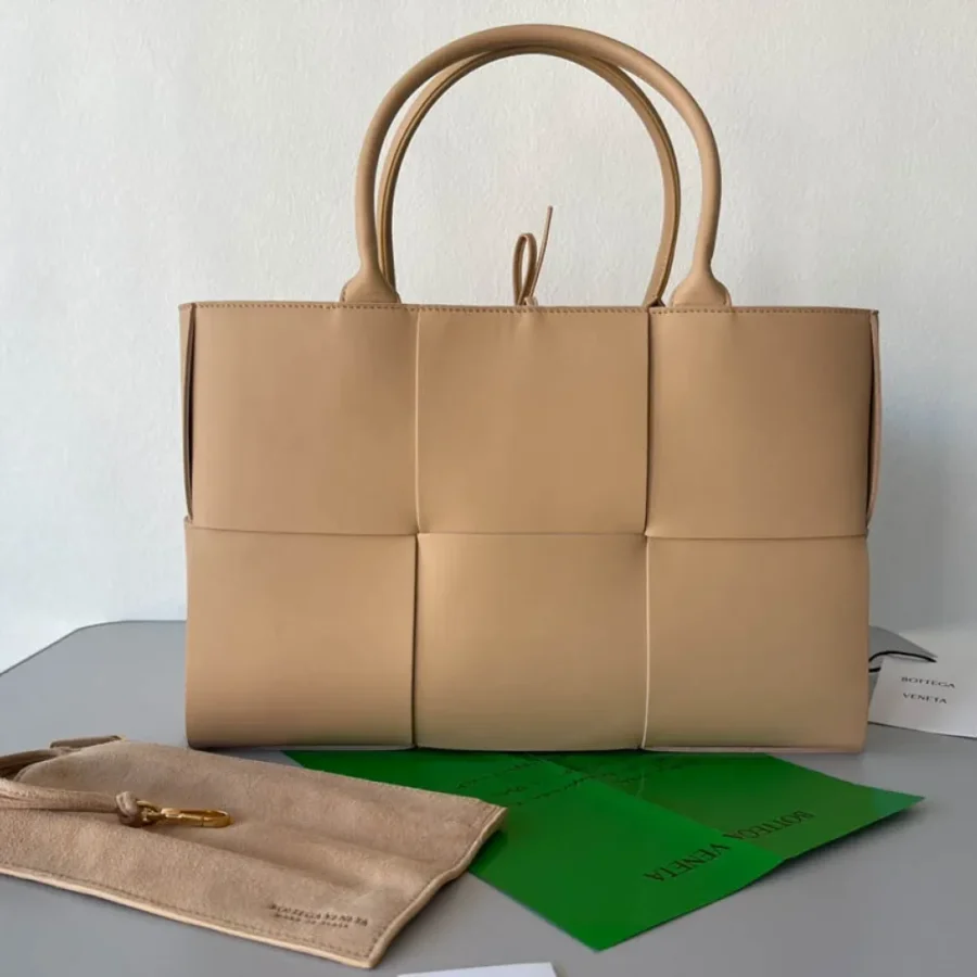 BV Intreccio tote lambskin