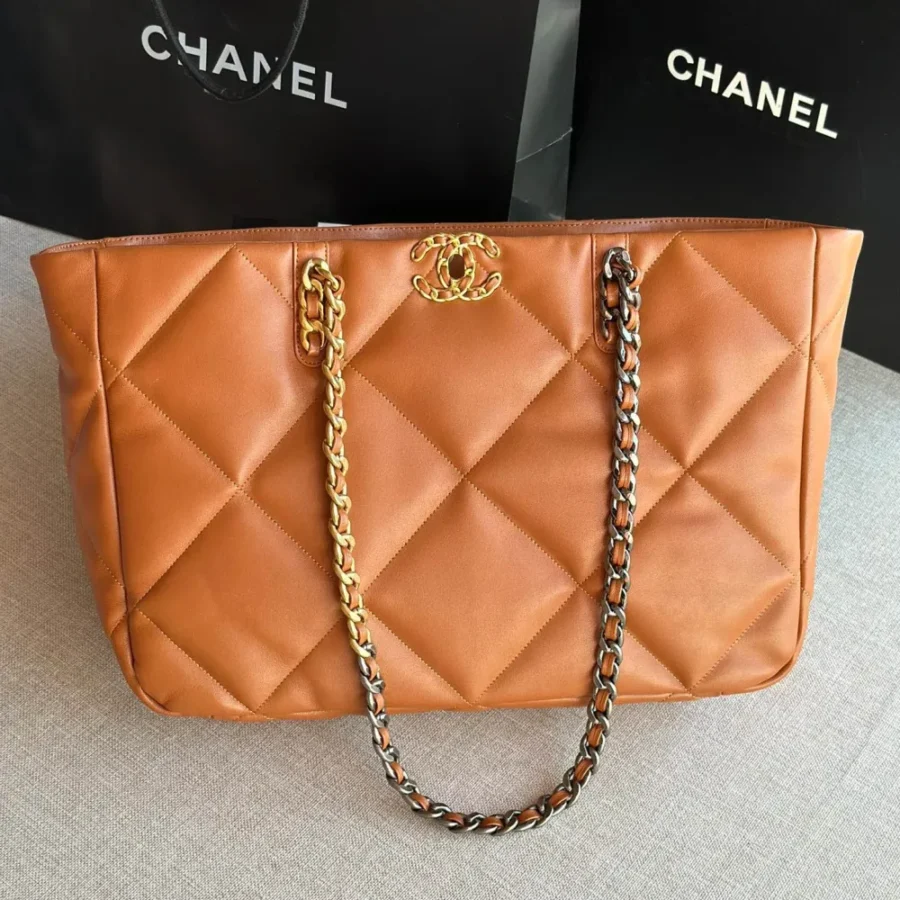 CHANEL lambskin Model: AS366# Size: 24 X41 X10 cm