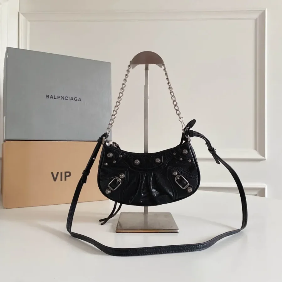 Crossbody bag Size: 20*11*4CM