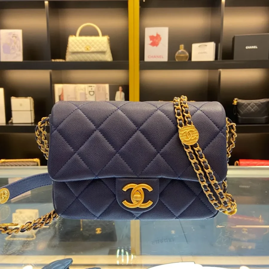 Chanel size: 21x14x6.5cm