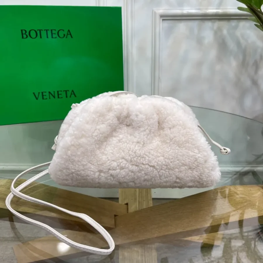 BV pouch cloud bag Size: 22x13 98057A