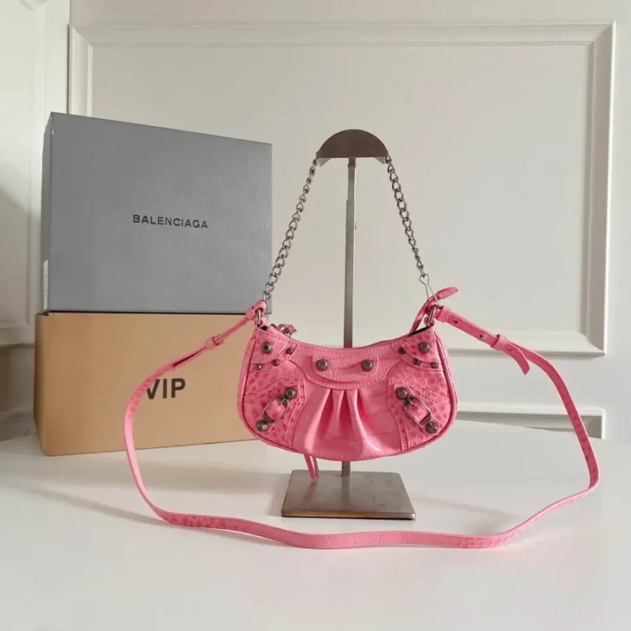 Crossbody bag Size: 20*11*4CM