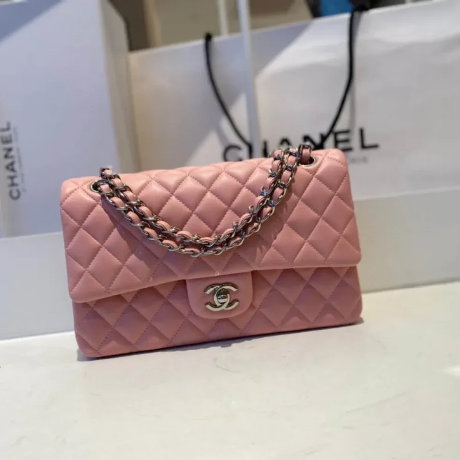 classic flap lambskin light gold buckle classic flap size:25cm