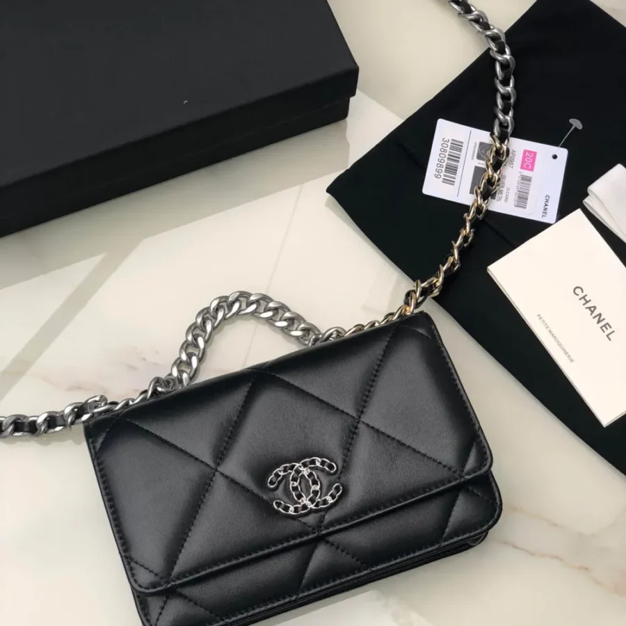 Chanel Model: 0957 Size: 19cmX11.5cmX7cm