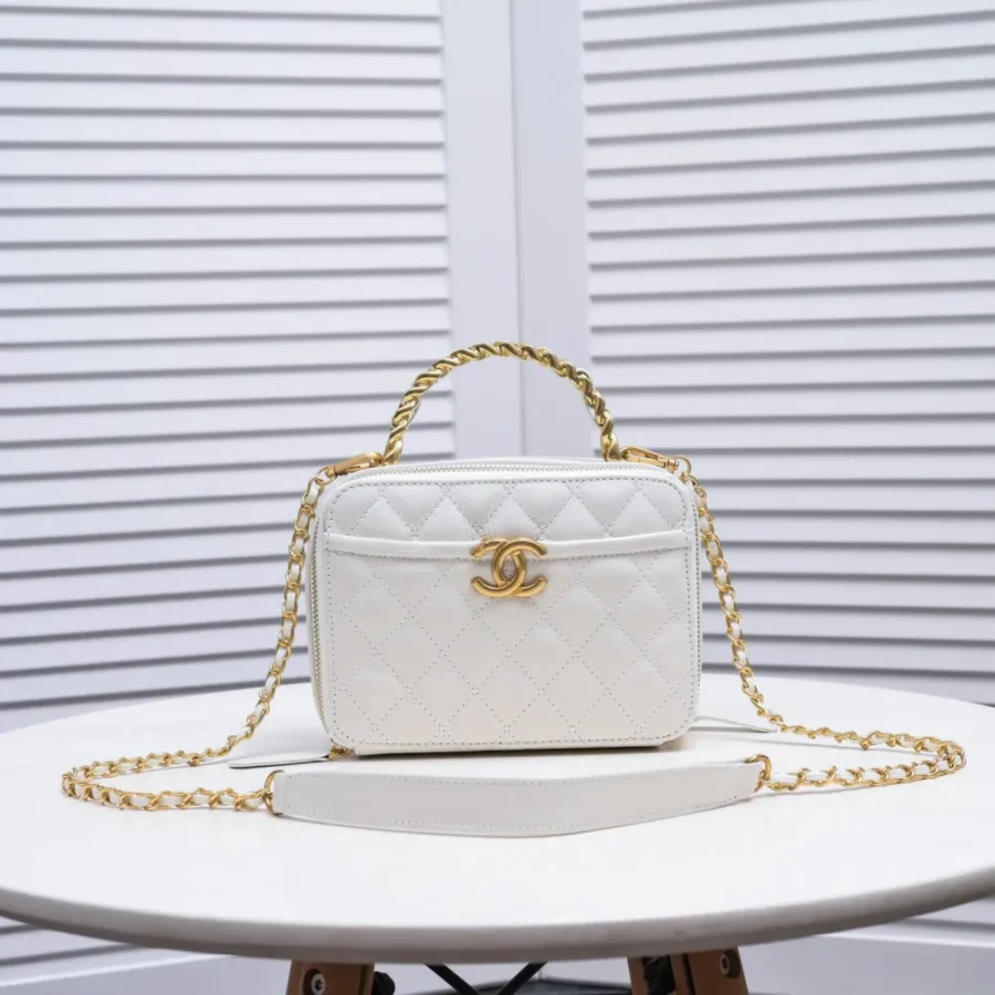 Chanel Size: Large 13.5*18.5x7.5cm Style Number: 9055