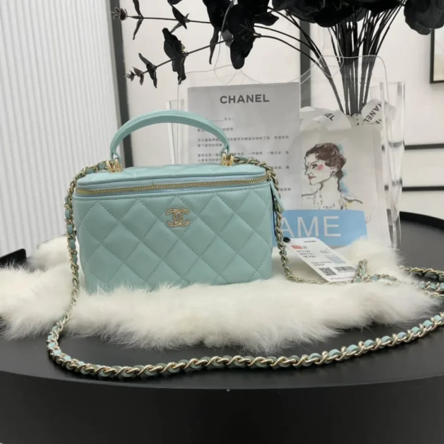 Chanel Hand Cosmetic Bag Size: 11*8.5*7cm 17*9.5*8cm Model Number: AP2199