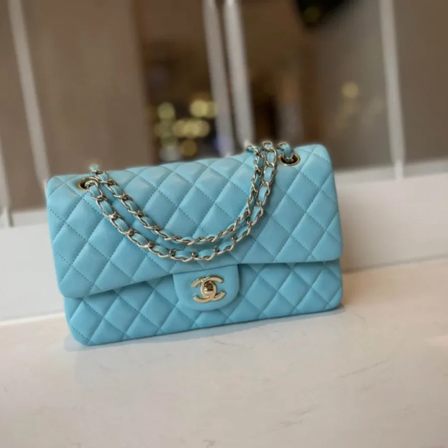 classic flap lambskin light gold buckle classic flap size:25cm