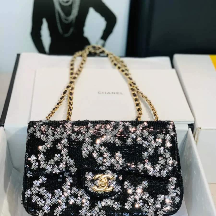Chanel size: 20cm