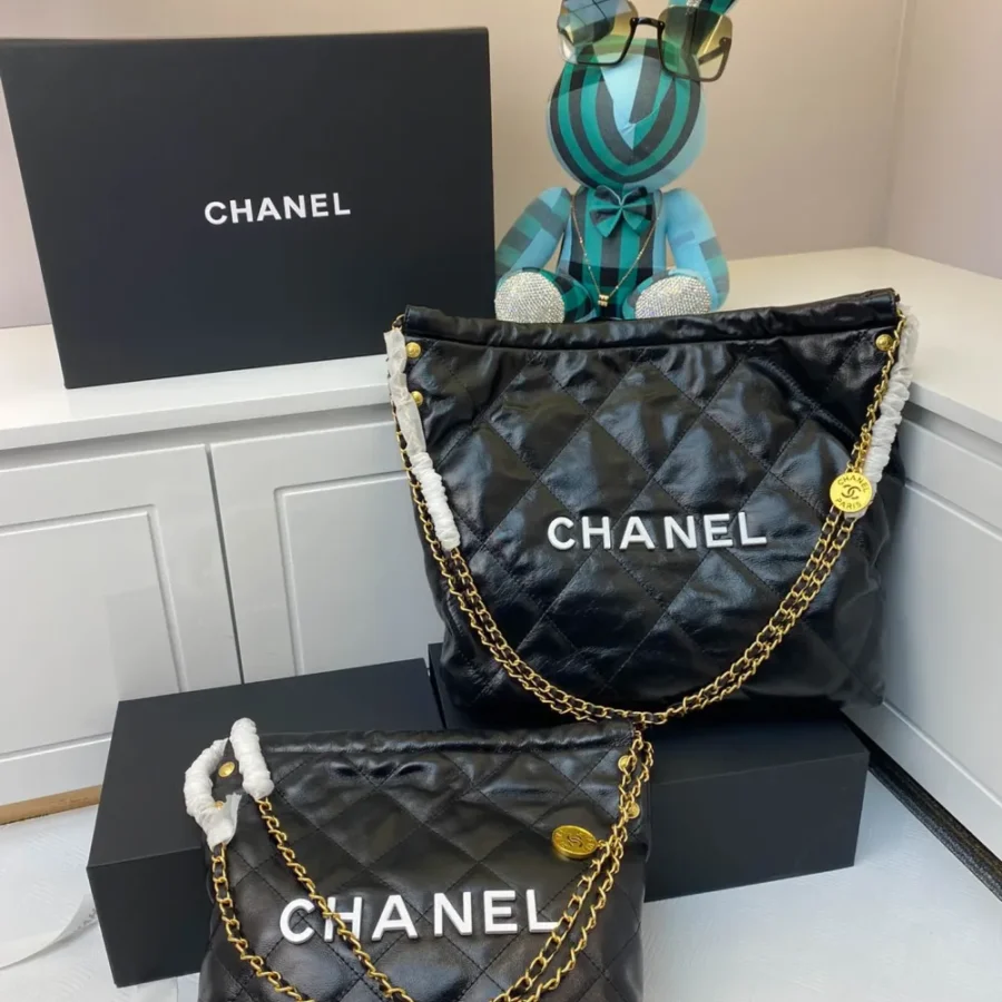 Chanel Underarm Bag Model: 8828 Size: 30*27*7 40*33*8
