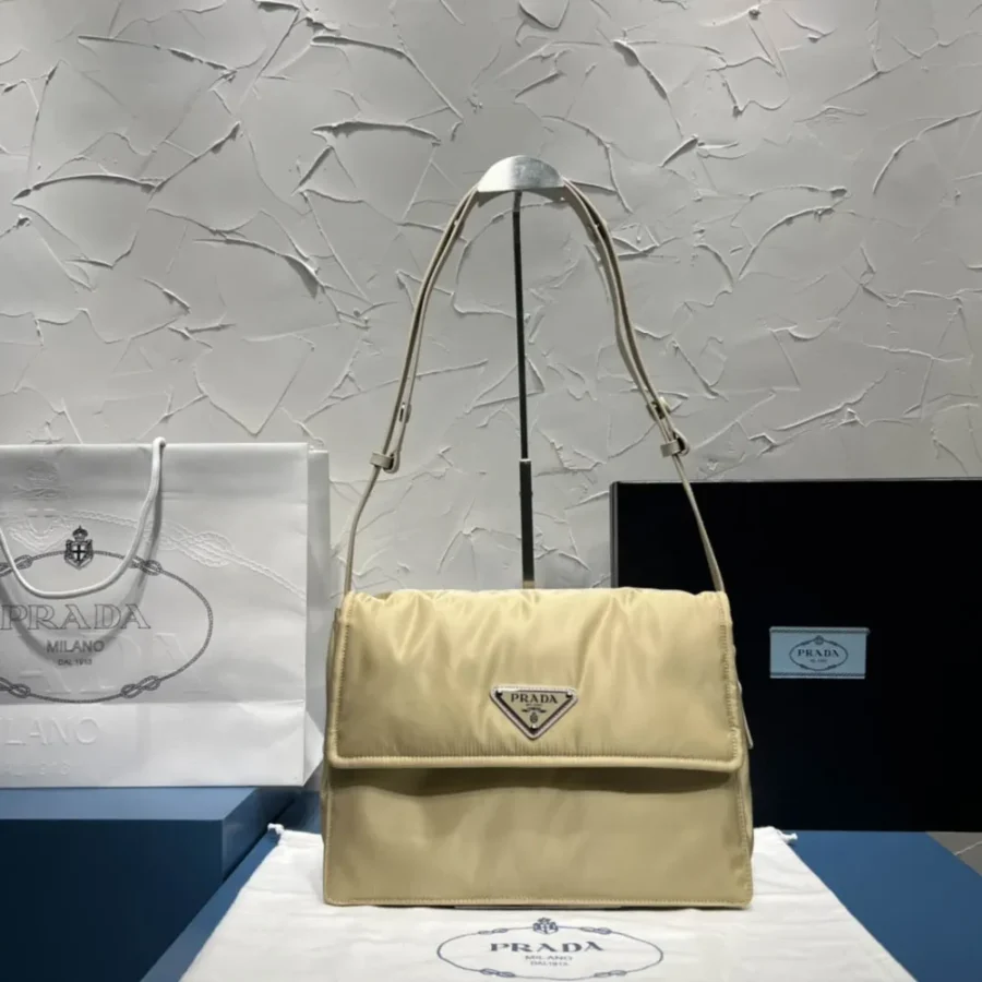 Prada Messenger Bag Size: 30x21.5cm 1BD255