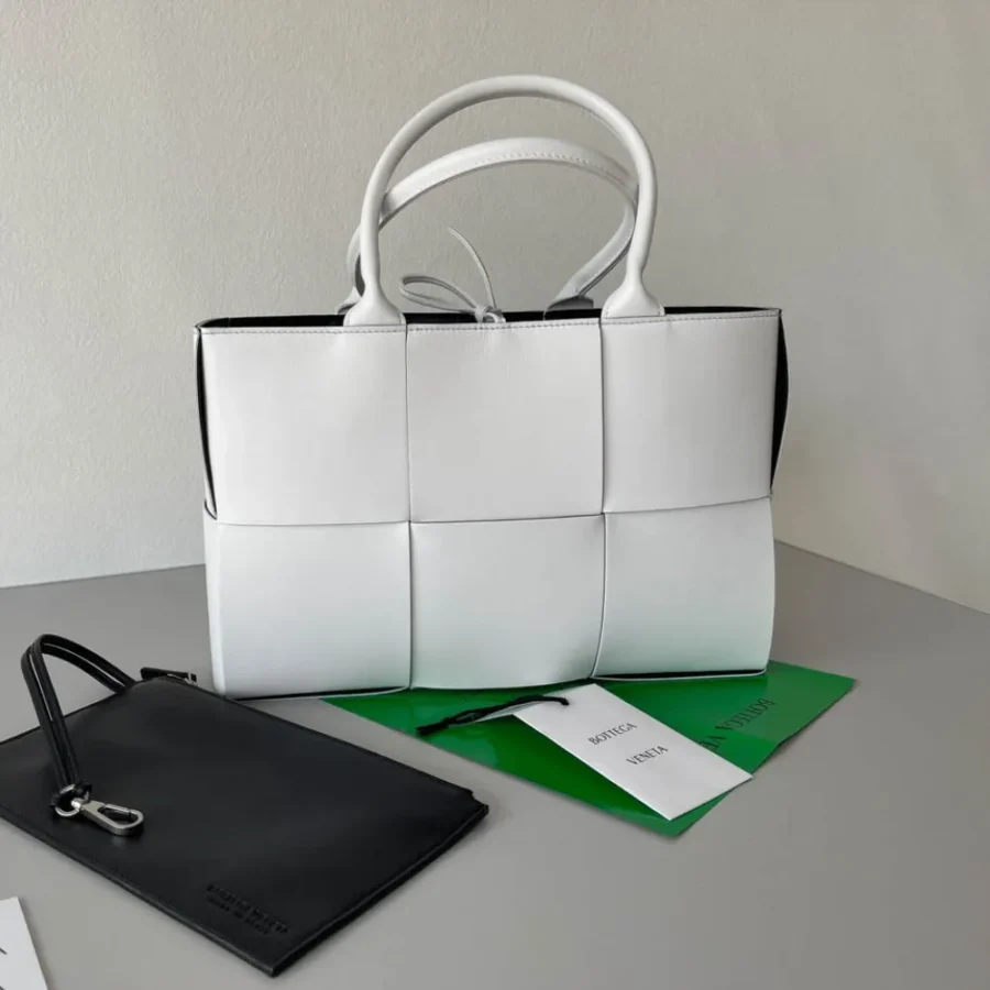 BV Intreccio tote lambskin