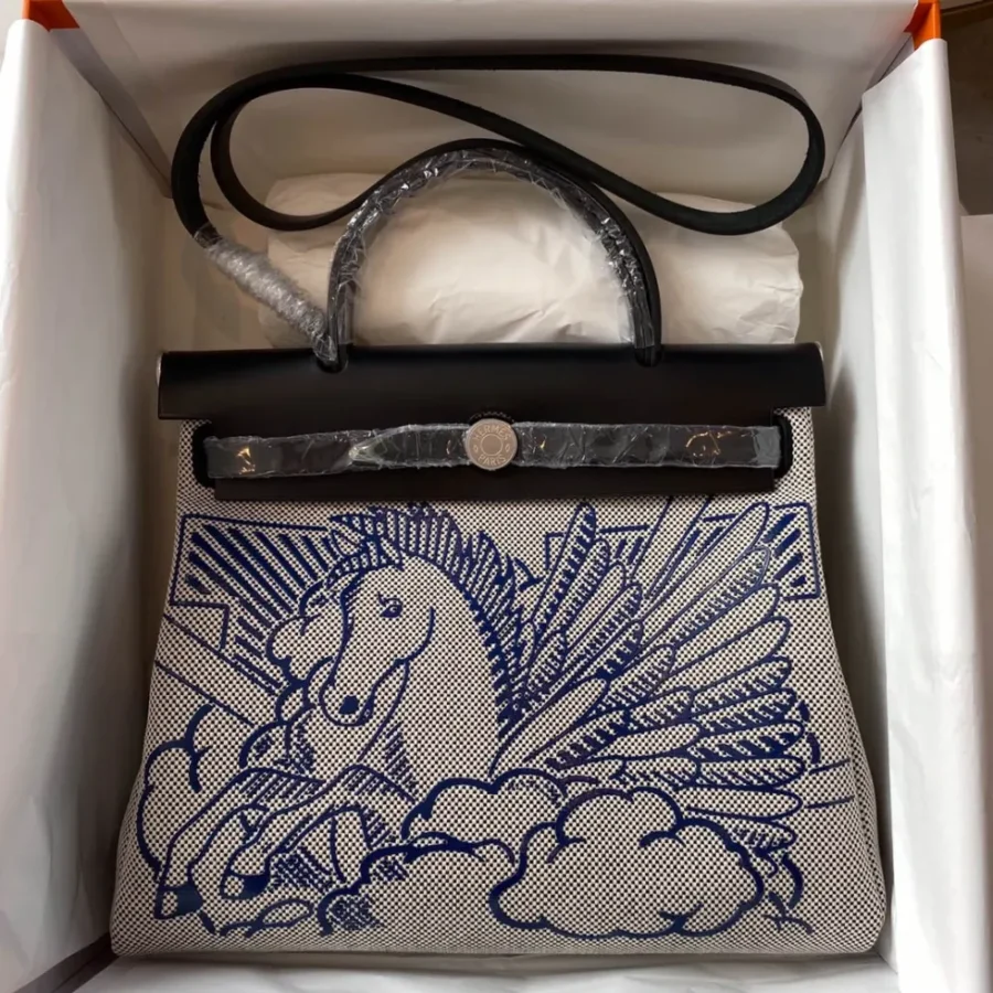 Herbag size: 31cm