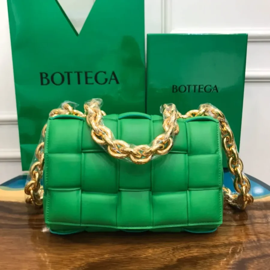 BV chain bag Size: 26x18cm Grass green 96008