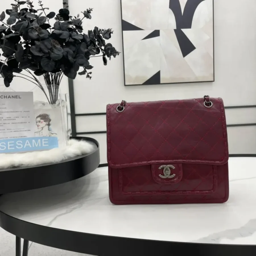 Chanel messenger bag Dimensions: 28x23x8cm