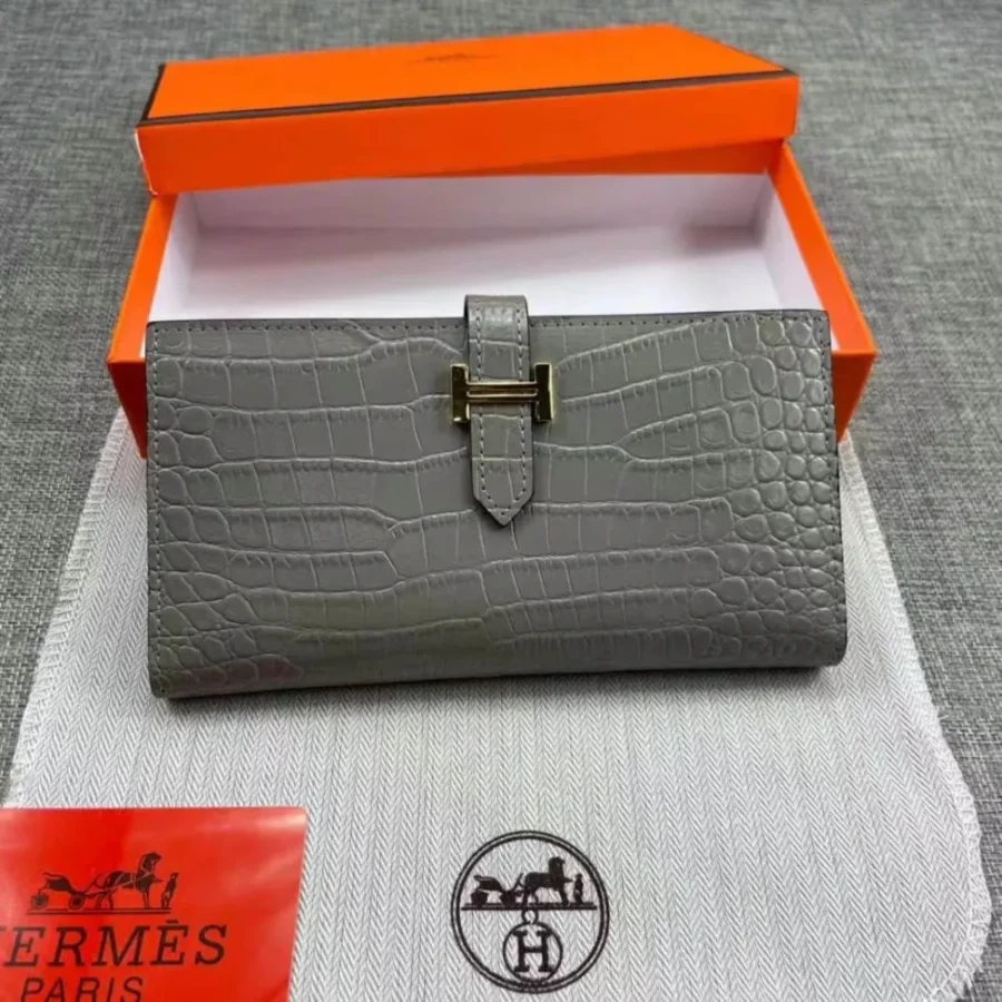 Hermes crocodile print Size:9X17.5 CM Model:5123