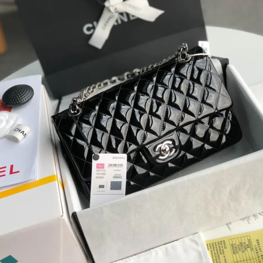Chanel patent leather pouch size:25.5cm Ident No.: 1112