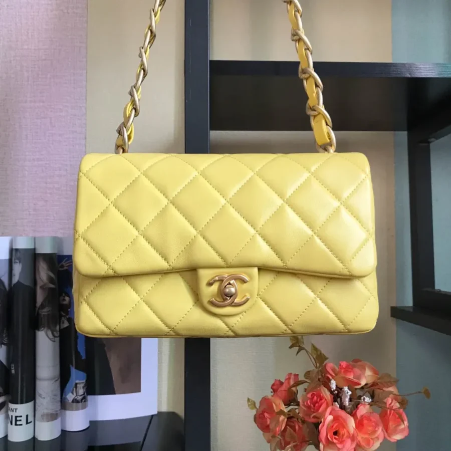 Portable, shoulder or crossbody Size: 26X6X17cm Ident No.: 2932