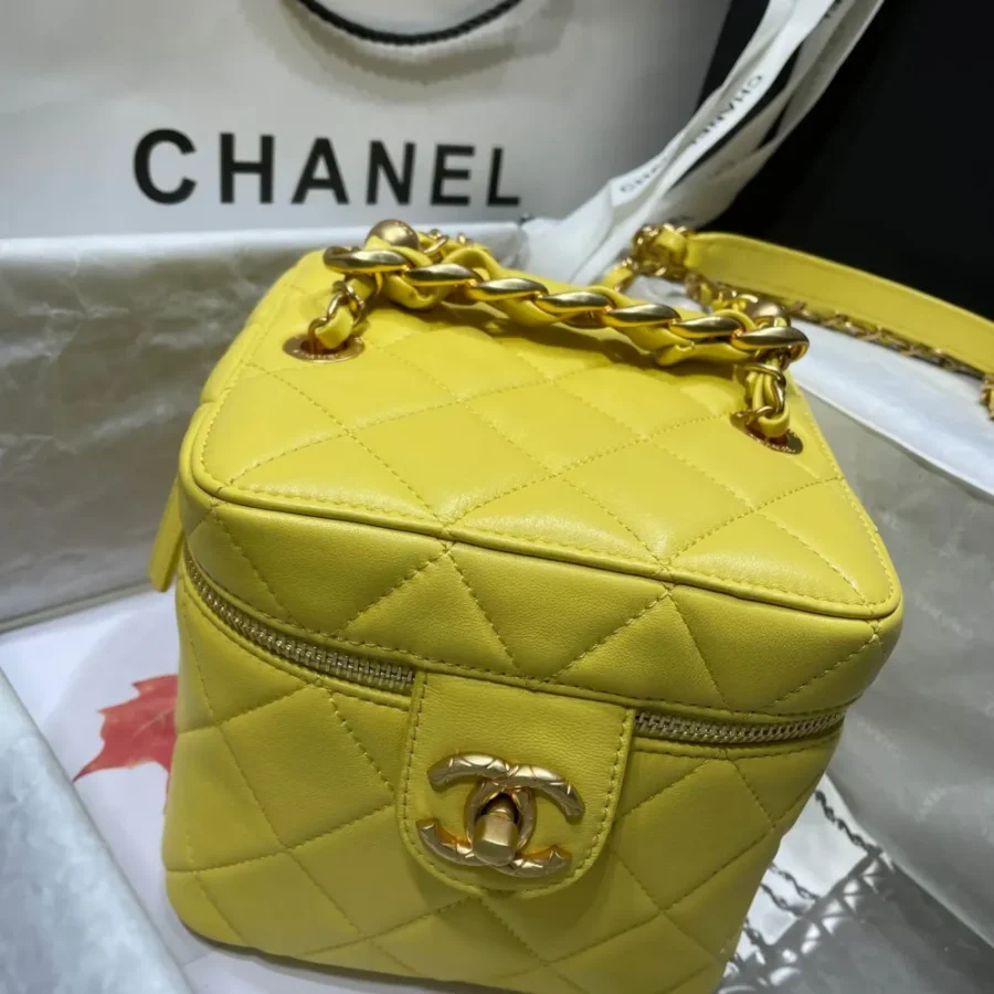 CHANEL Portable ️Crossbody Model: 2020SS ️Size: 16.5*16.5*15