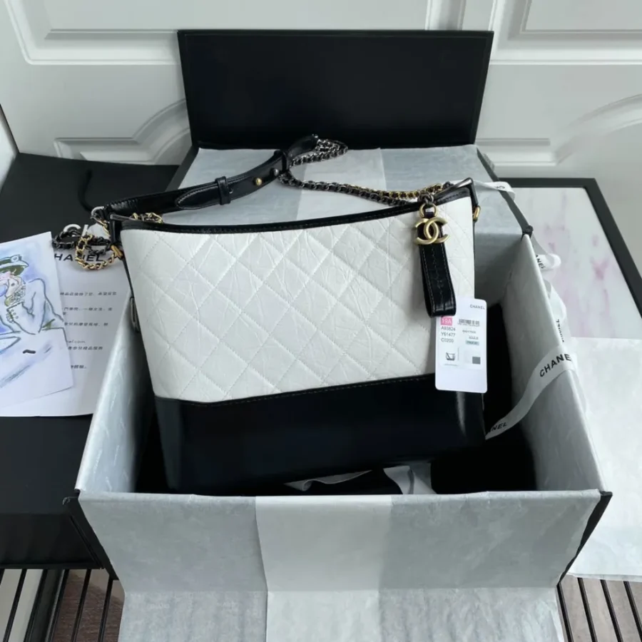 Chanel size: 28cm