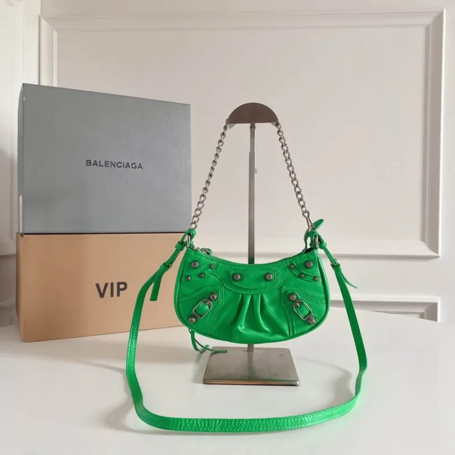 Crossbody bag Size: 20*11*4CM