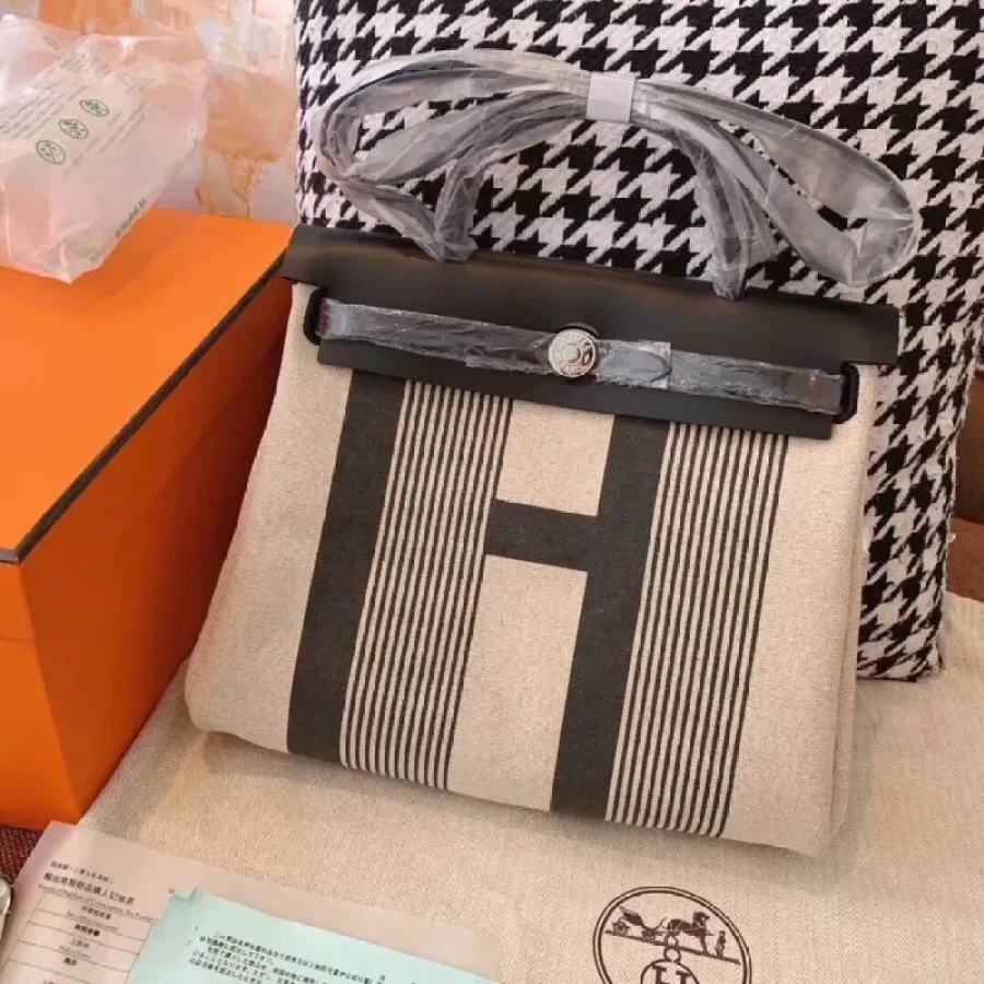 Herbag Size: 31cm Inside Stitching H Black