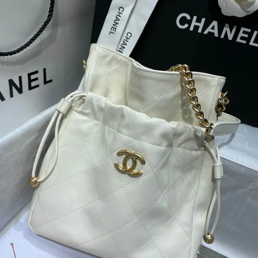 Soft leather Size: 24-22-7cm