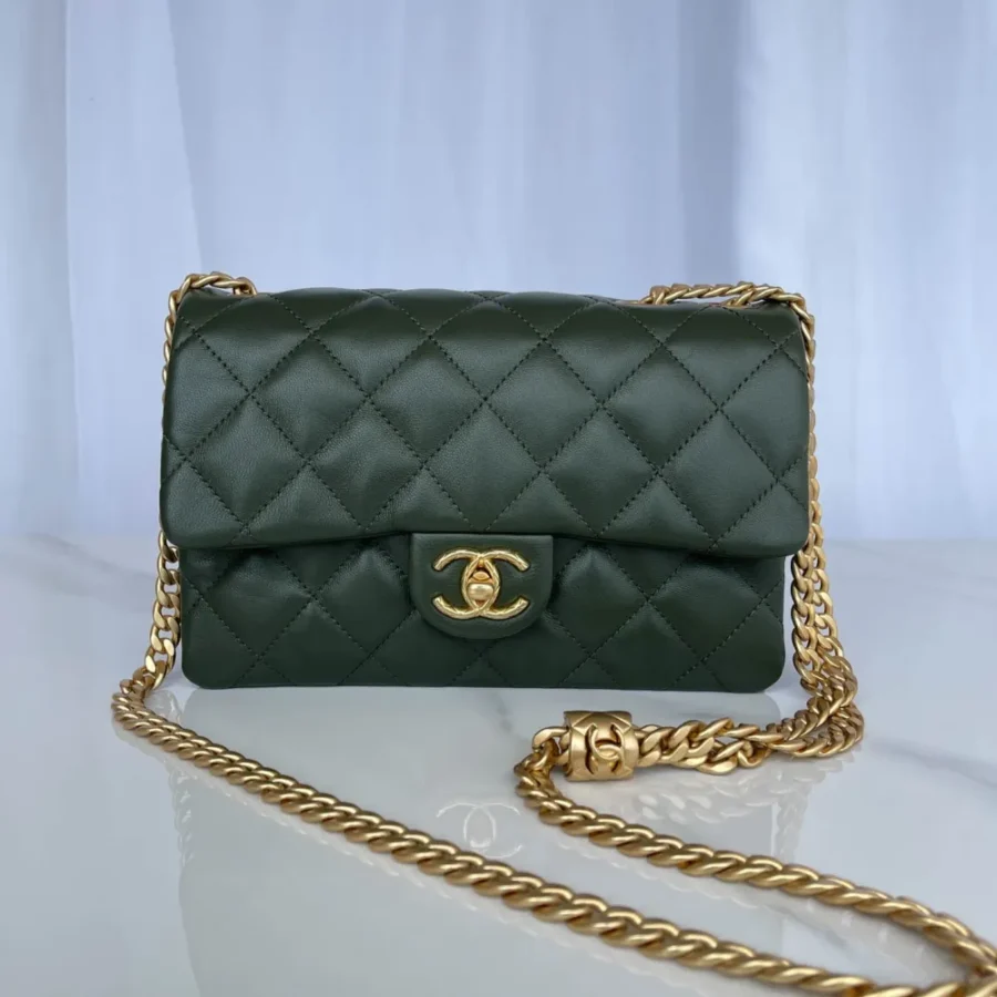 Chanel Model: AS3393 Size: 22cmX14cmX8cm