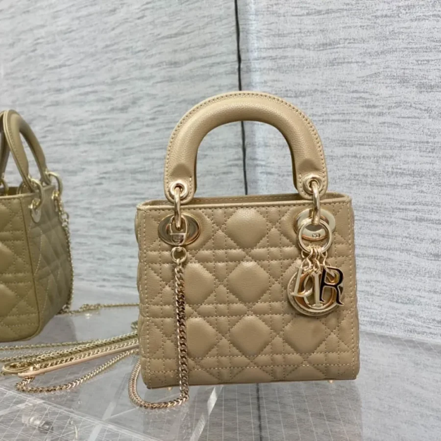 Classic Lady Duffel bag size:17cm