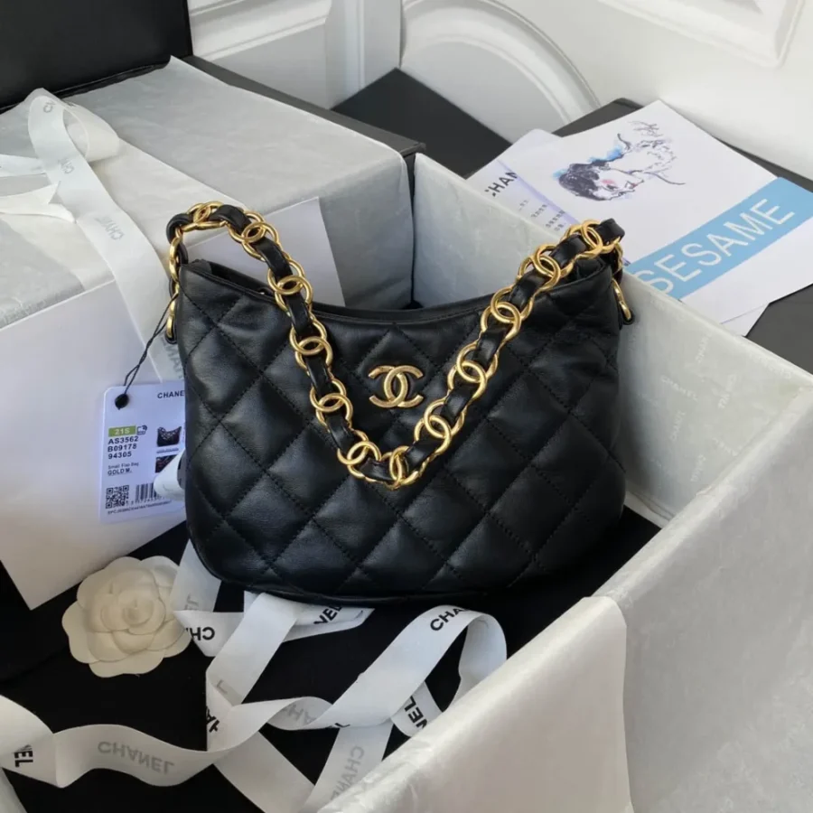 Sheepskin underarm bag Size: 17.5X24X6cm