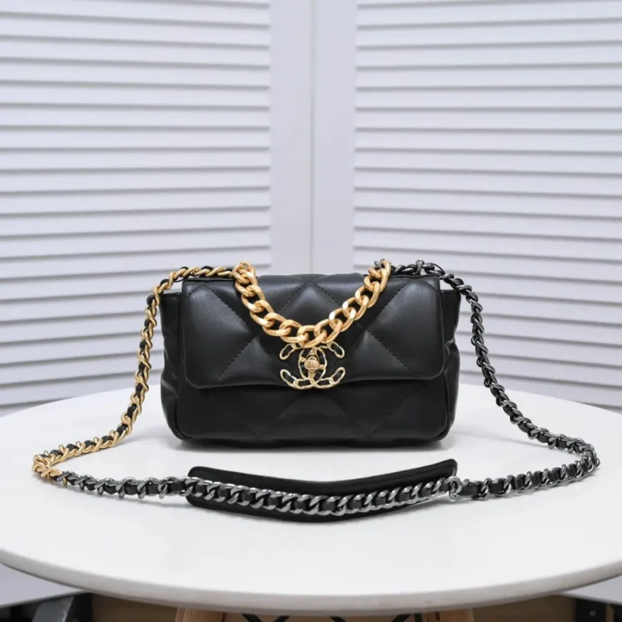 Chanel Style: 9009. Size: 20cm.