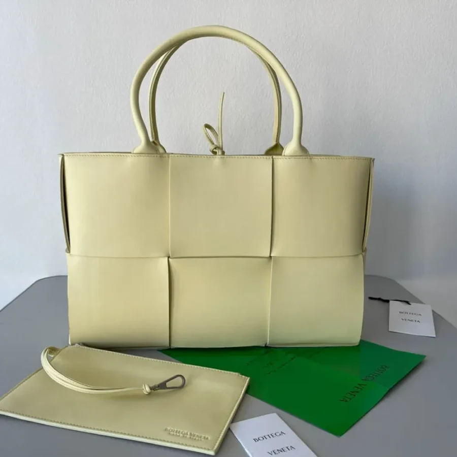 BV Intreccio tote lambskin bag