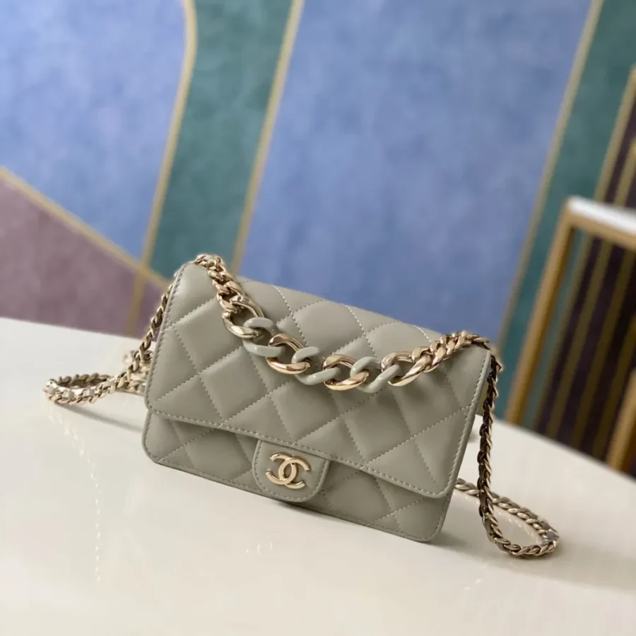 Lambskin Buckle with Light Gold Chain Size: 19cm Style Number: 81171
