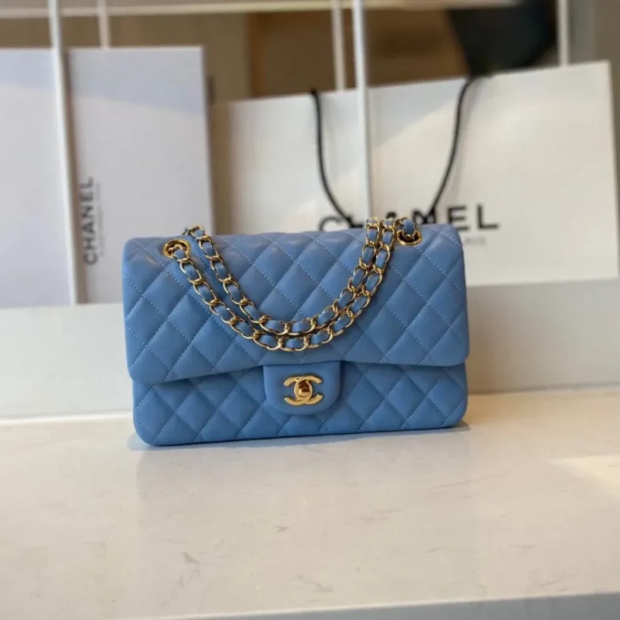 classic flap lambskin light gold buckle classic flap size:25cm