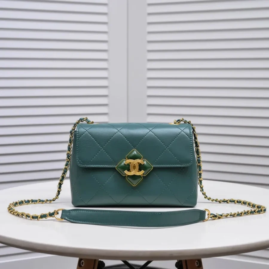 CHANEL retro bag size: 22*7.5*14cm