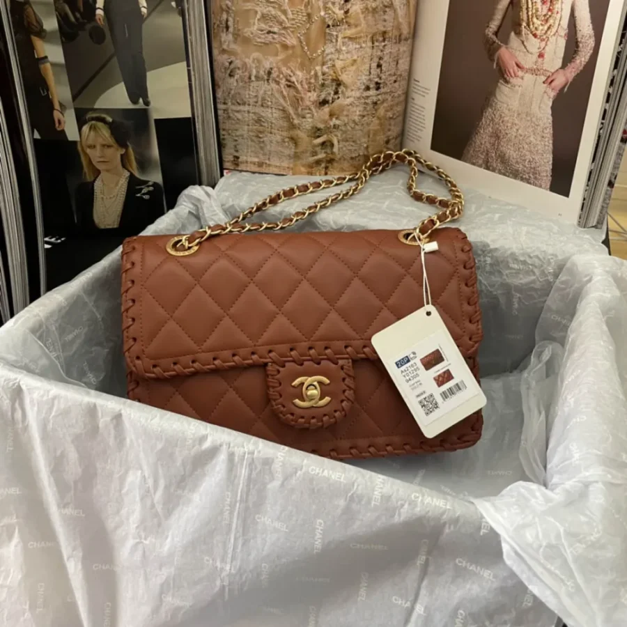 Lambskin Lock Bag Size: 26X17X6cm Style Number: AS2163