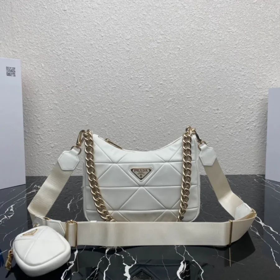 Prada Women's Bag Size: 24x17cm 1BC151