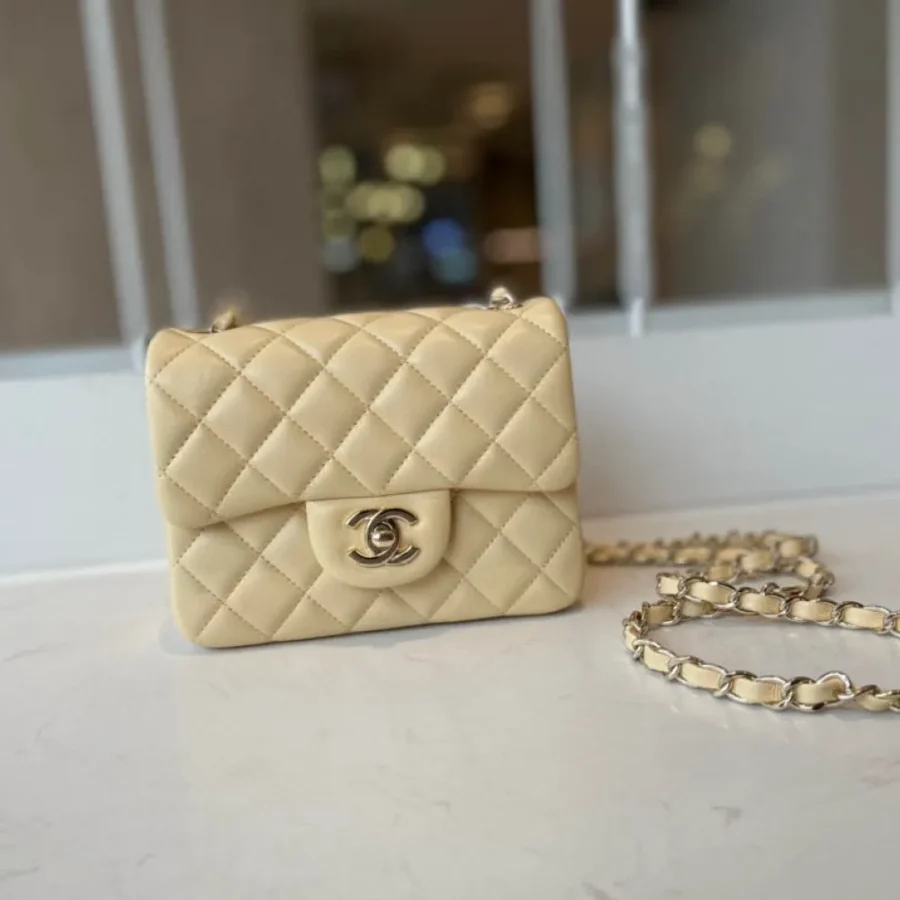 classic flap lambskin light gold buckle classic flap size:17cm