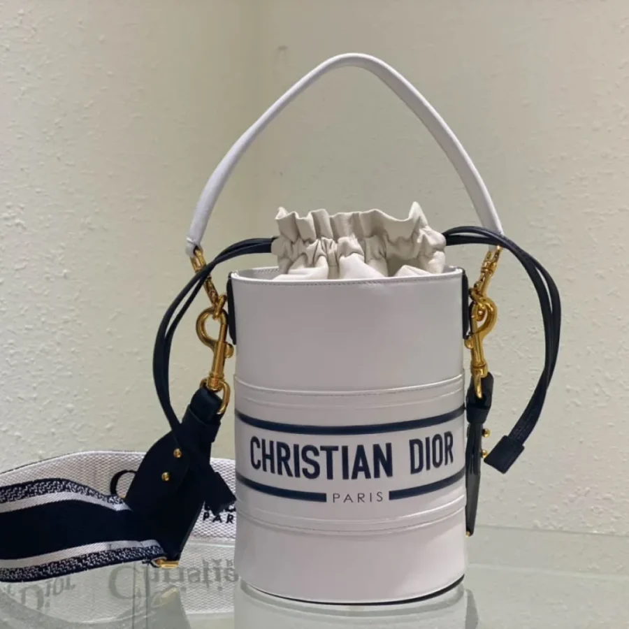 White cowhide leather bucket bag Size: 22cmx16cm