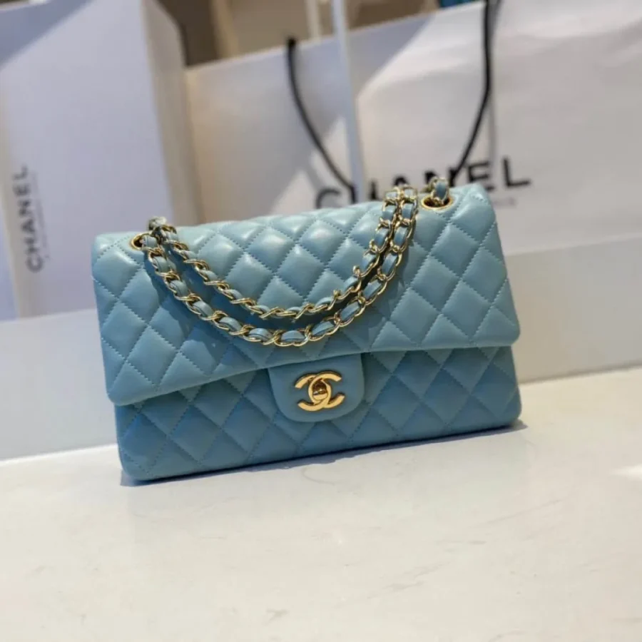 classic flap lambskin light gold buckle classic flap size:25cm