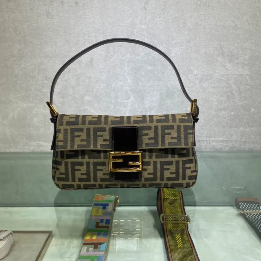 Vintage Cowhide Hand and Shoulder Bag Size: 26X15x4cm