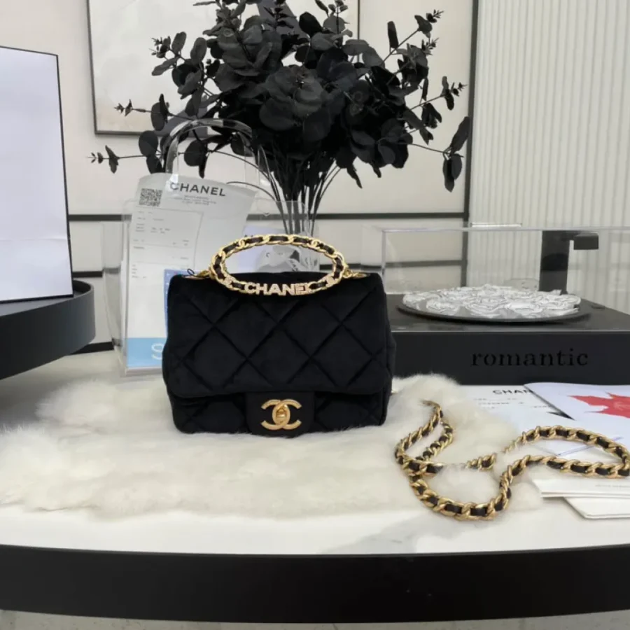 Chanel Clutch Size: 20cm