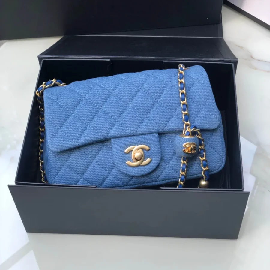 Chanel Model: AS1787 Size: 20cmX13cmX7cm