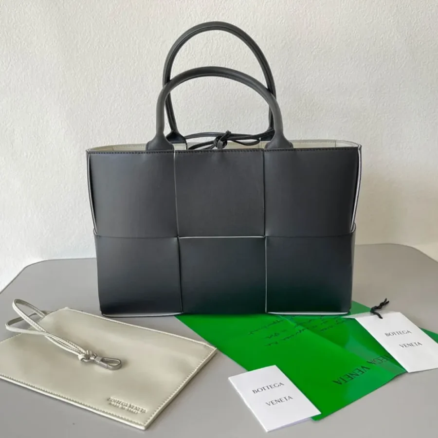 BV Intreccio tote lambskin bag