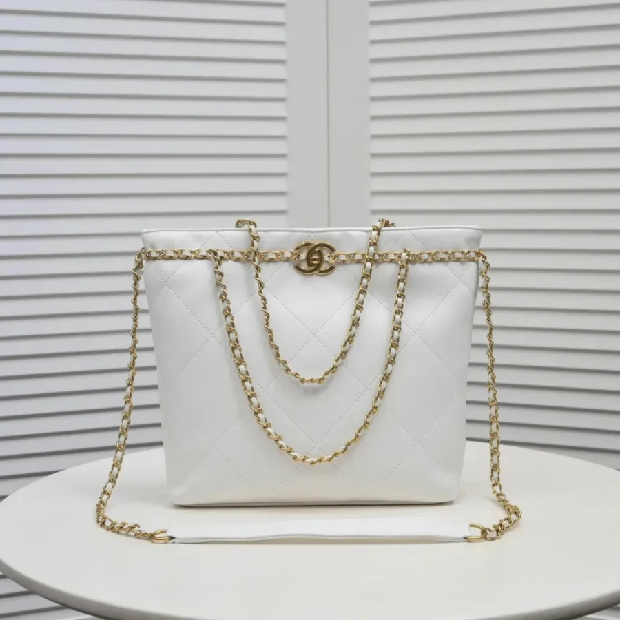 Chanel size: 31x24cm